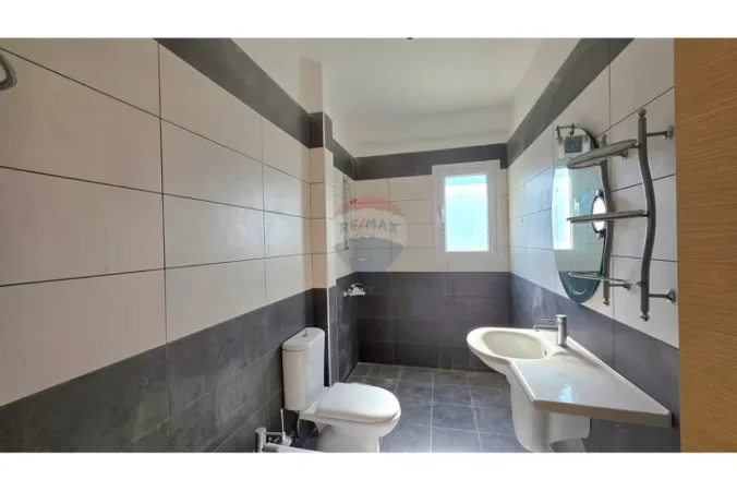 Vlore - Lungomare, shitet apartament 1+1 Kati 5, 79 m² 157.000 € (Lungomare, Vlorë)