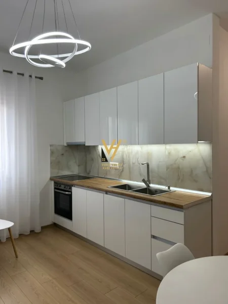 Tirane, jepet me qera apartament 1+1+Ballkon Kati 3, 50 m² 420 € (ALI DEMI)