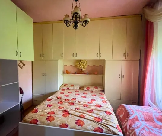 Tirane, jepet me qera apartament 1+1+Ballkon Kati 4, 50 m² 500 € (Bllok)