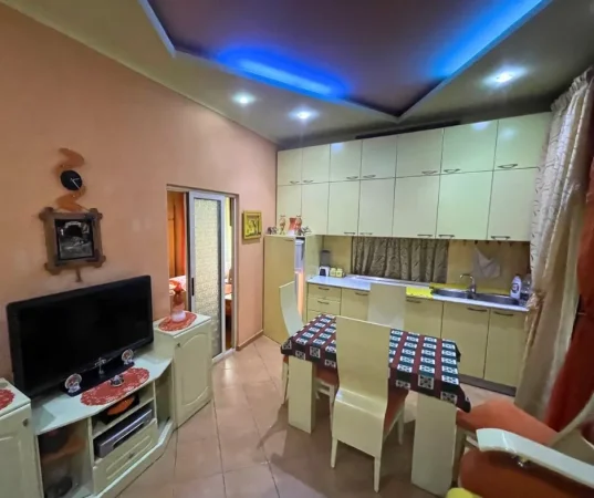 Tirane, jepet me qera apartament 1+1+Ballkon Kati 4, 50 m² 500 € (Bllok)