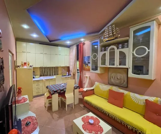 Tirane, jepet me qera apartament 1+1+Ballkon Kati 4, 50 m² 500 € (Bllok)
