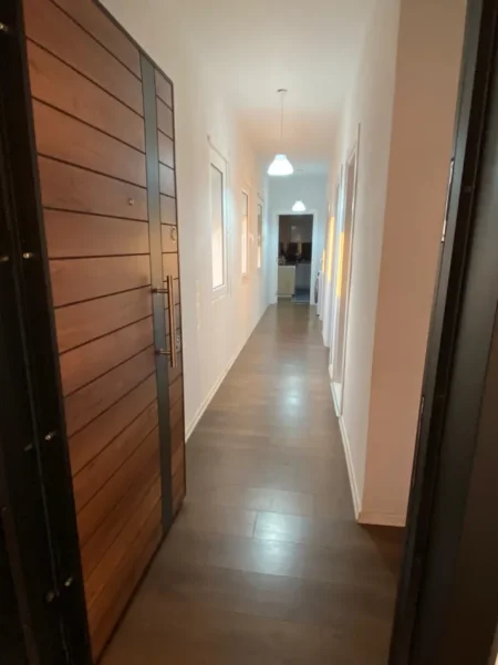Tirane, jepet me qera apartament 1+1+Ballkon Kati 5, 128 m² 399 € (Koder Kamez prane "Fafa")