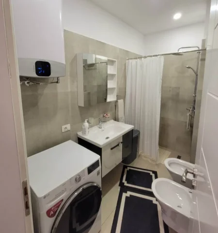 Tirane, jepet me qera apartament 2+1 Kati 5, 111 m² 800 € 