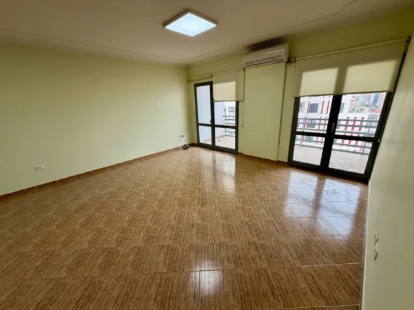Tirane, jepet me qera ambjent biznesi Kati 6, 120 m² 850 € (Zogu i Zi)