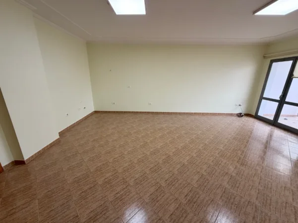 Tirane, jepet me qera ambjent biznesi Kati 6, 120 m² 850 € (Zogu i Zi)