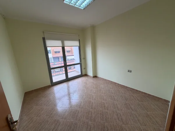 Tirane, jepet me qera ambjent biznesi Kati 6, 120 m² 850 € (Zogu i Zi)