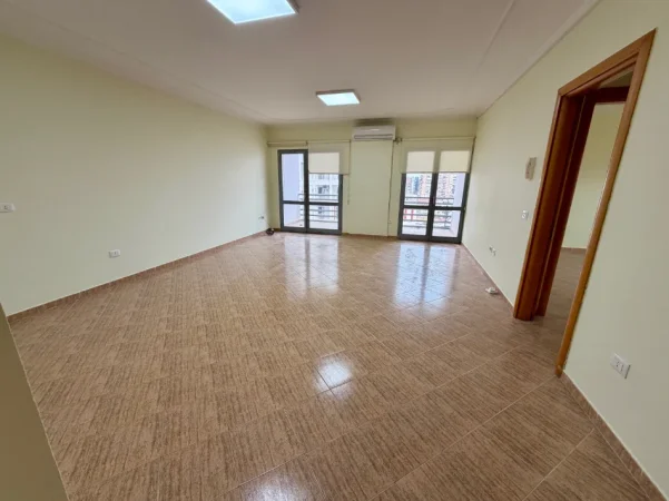Tirane, jepet me qera ambjent biznesi Kati 6, 120 m² 850 € (Zogu i Zi)