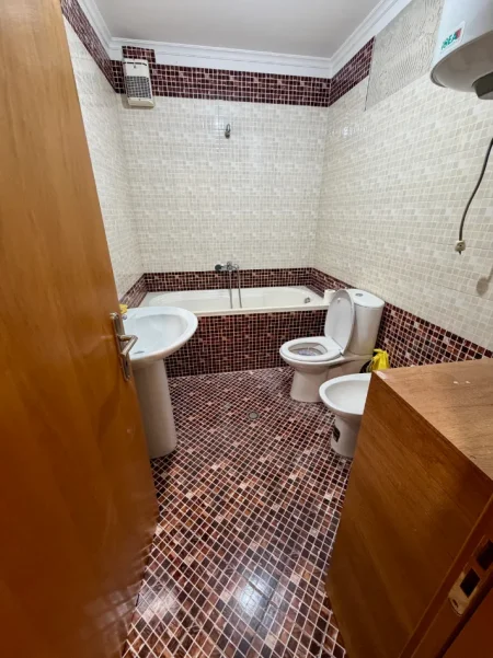 Tirane, jepet me qera ambjent biznesi Kati 6, 120 m² 850 € (Zogu i Zi)