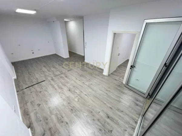 Tirane, jepet me qera ambjent biznesi Kati 2, 95 m² 1.100 € (Stadiumi Dinamo)