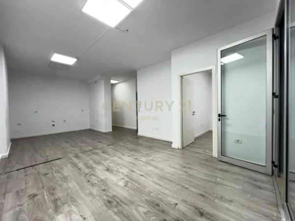 Tirane, jepet me qera ambjent biznesi Kati 2, 95 m² 1.100 € (Stadiumi Dinamo)