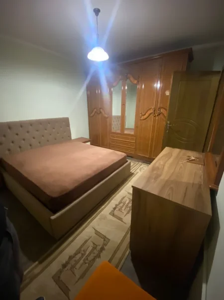 Tirane, jepet me qera apartament 1+1 Kati 2, 60 m² 400 € (laprake)