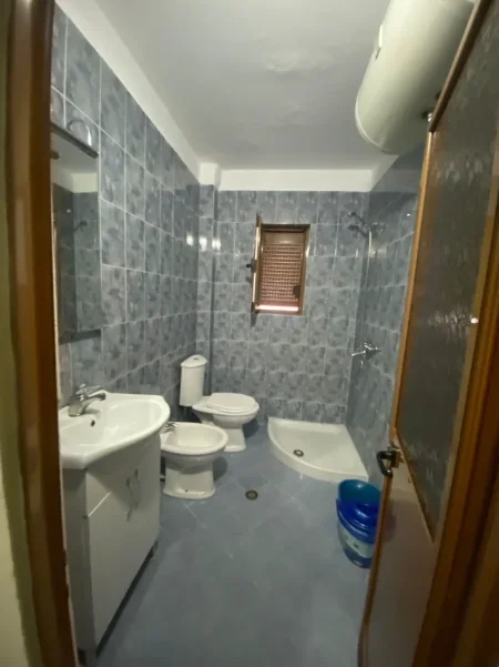 Tirane, jepet me qera apartament 1+1 Kati 2, 60 m² 400 € (laprake)