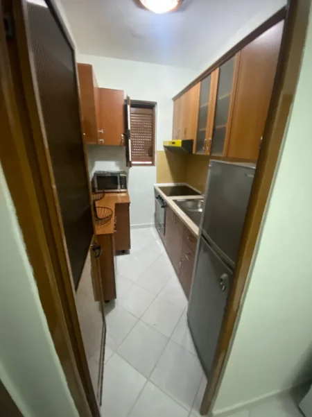 Tirane, jepet me qera apartament 1+1 Kati 2, 60 m² 400 € (laprake)