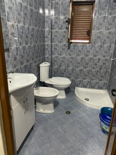 Tirane, jepet me qera apartament 1+1 Kati 2, 60 m² 400 € (laprake)