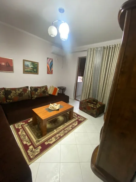 Tirane, jepet me qera apartament 1+1 Kati 2, 60 m² 400 € (laprake)