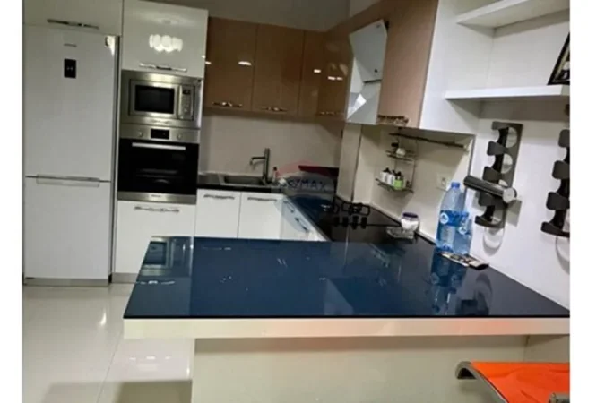 Tirane, jepet me qera 1+1 , 65 m² 500 € (Astir)
