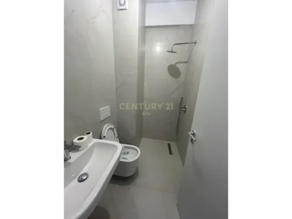 Tirane, jepet me qera apartament 1+1 Kati 4, 380 € 