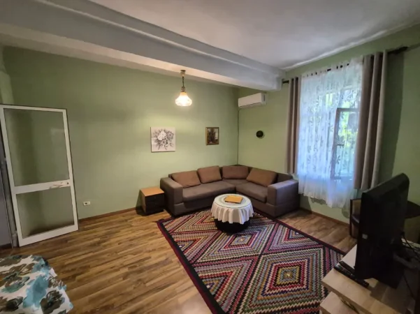 Tirane, jepet me qera apartament 1+1+Aneks+Ballkon Kati 1, 70 m² 450 € (rruga myslym shyri)