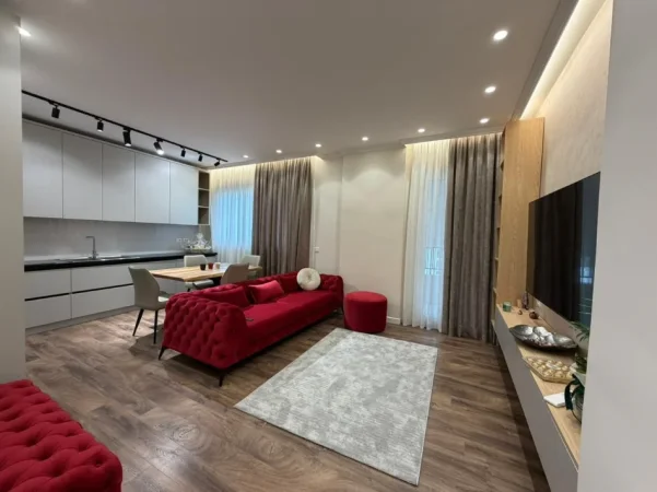 Tirane, jepet me qera apartament 1+1 , 800 € (pazari i ri)