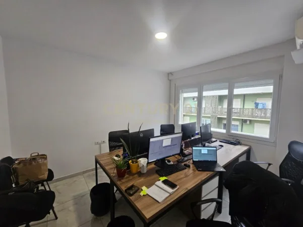 Tirane, jepet me qera zyre Kati 5, 60 m² 600 € (Zogu i Zi)