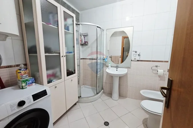 Tirane, jepet me qera apartament 2+1+Ballkon Kati 6, 102 m² 700 € (Rruga Asim Vokshi)
