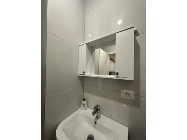 Tirane, jepet me qera apartament 1+1 Kati 8, 400 € 