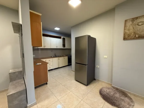 Tirane, jepet me qera apartament 2+1+Ballkon Kati 4, 74 m² 550 € (Ish Fusha e Aviacionit)