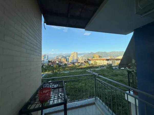Tirane, jepet me qera apartament 2+1+Ballkon Kati 4, 74 m² 550 € (Ish Fusha e Aviacionit)