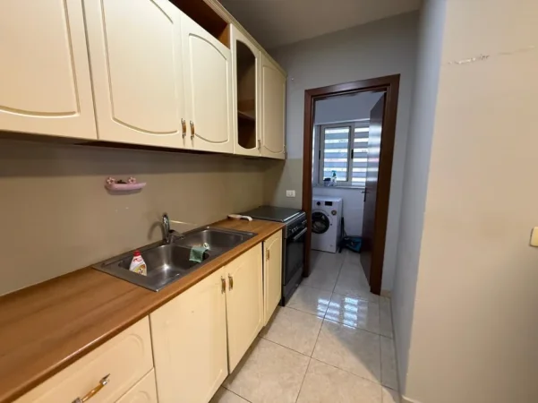Tirane, jepet me qera apartament 2+1+Ballkon Kati 4, 74 m² 550 € (Ish Fusha e Aviacionit)