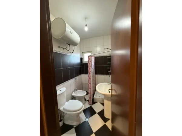 Tirane, jepet me qera apartament 2+1+Ballkon Kati 4, 74 m² 550 € (Ish Fusha e Aviacionit)