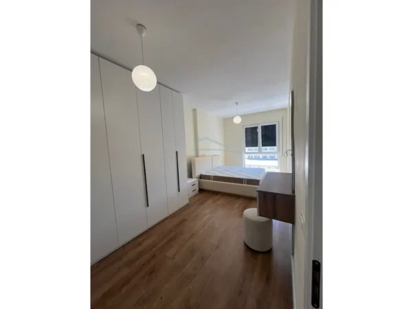 Tirane, jepet me qera apartament 2+1+Ballkon Kati 2, 104 m² 800 € (Concord Center)