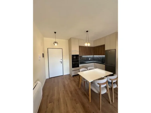 Tirane, jepet me qera apartament 2+1+Ballkon Kati 2, 104 m² 800 € (Concord Center)