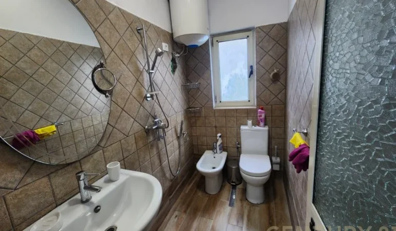 Tirane, jepet me qera apartament 1+1+Ballkon Kati 4, 55 m² 450 € (Rruga e Kavajes)
