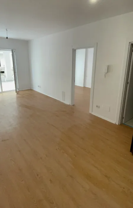 Tirane, jepet me qera zyre Kati 0, 82 m² 400 € (qtu , kompleksi univers city)