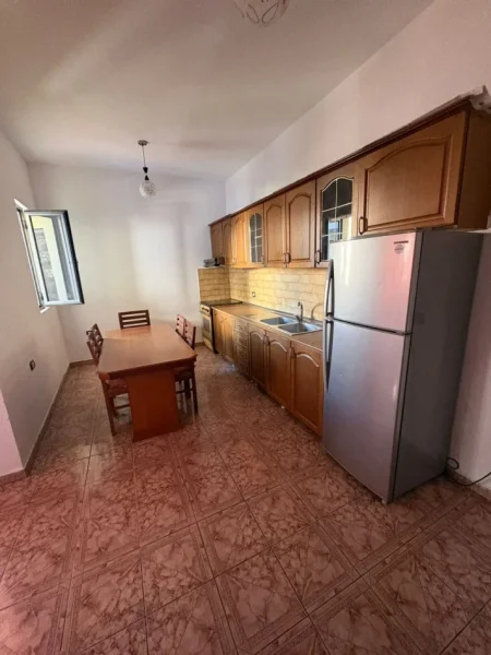 Tirane, jepet me qera apartament 1+1 Kati 2, 90 m² 350 € (Jordan Misja)