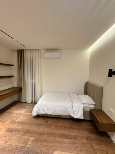 Tirane, jepet me qera apartament 2+1 Kati 4, 75 m² 829 € (Xhamlliku)