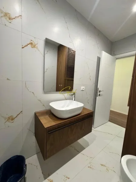 Tirane, jepet me qera apartament 2+1 Kati 4, 80 m² 830 € (XHAMLLIKU)