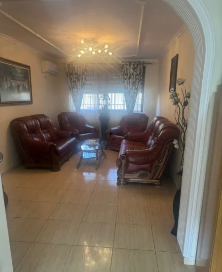 Tirane, jepet me qera apartament 1+1 Kati 4, 80 m² 400 € (RRUGA E DIBRES)