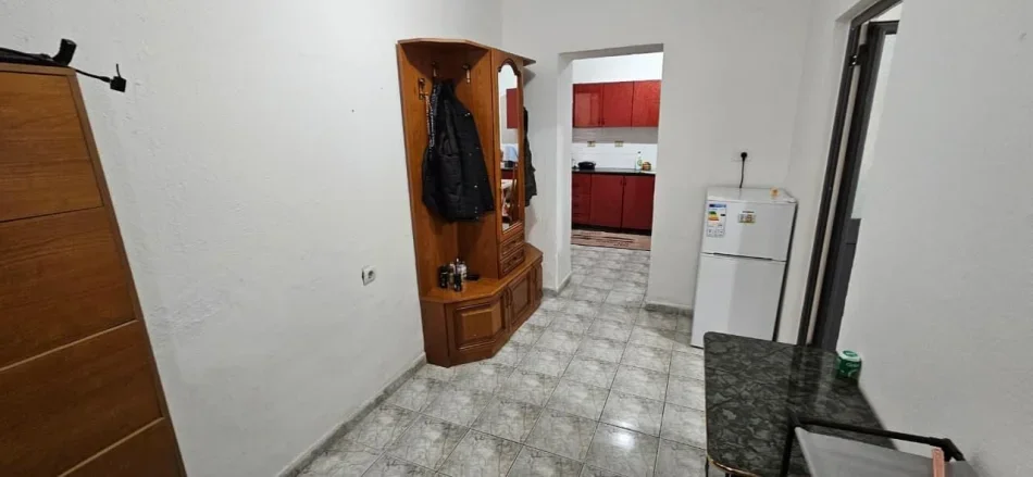 Tirane, jepet me qera apartament 1+1 Kati 1, 70 m² 460 € (Komuna e Parisit)