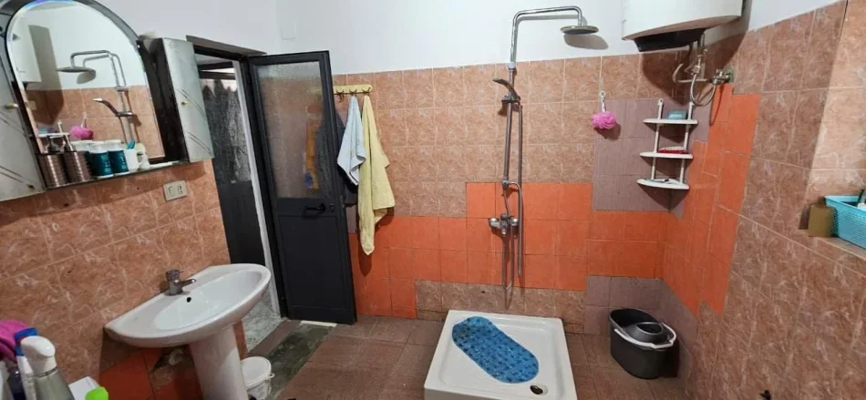 Tirane, jepet me qera apartament 1+1 Kati 1, 70 m² 460 € (Komuna e Parisit)
