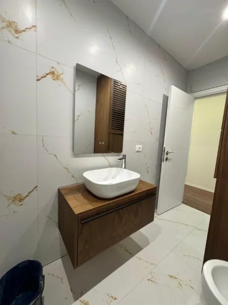 Tirane, jepet me qera apartament 2+1+Ballkon Kati 4, 74 m² 830 € (Rruga Telo Ndini)