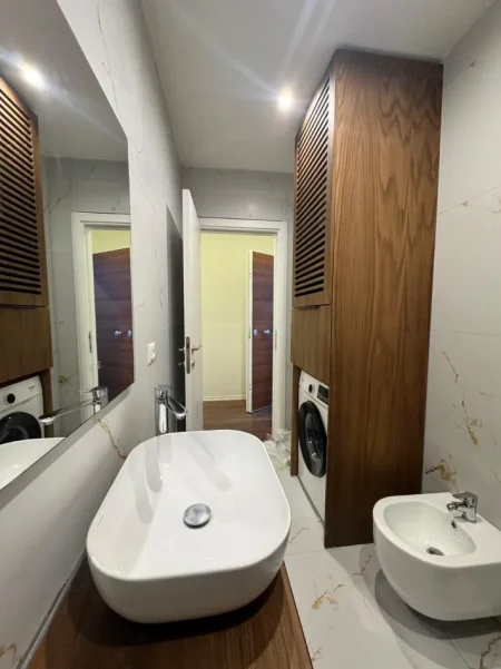 Tirane, jepet me qera apartament 2+1+Ballkon Kati 4, 74 m² 830 € (Rruga Telo Ndini)