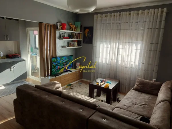 Tirane, jepet me qera apartament 2+1 Kati 5, 75 m² 500 € (XHAMLLIKU)
