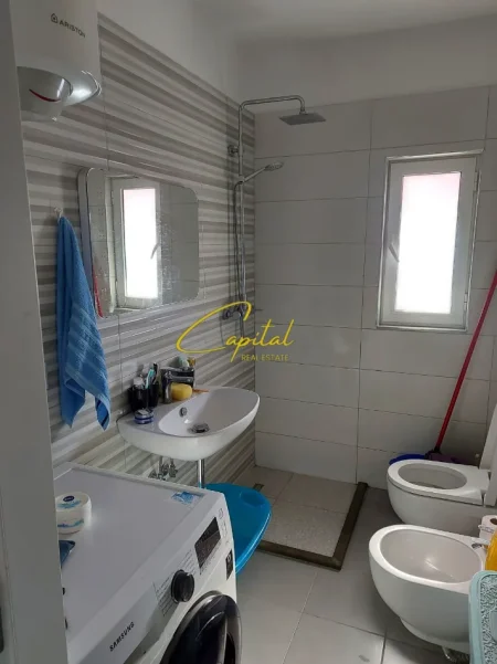 Tirane, jepet me qera apartament 2+1 Kati 5, 75 m² 500 € (XHAMLLIKU)