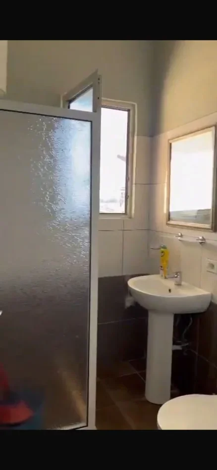 Tirane, jepet me qera apartament 1+1 Kati 2, 85 m² 350 € (kodra e priftit)