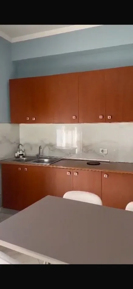 Tirane, jepet me qera apartament 1+1 Kati 2, 85 m² 350 € (kodra e priftit)