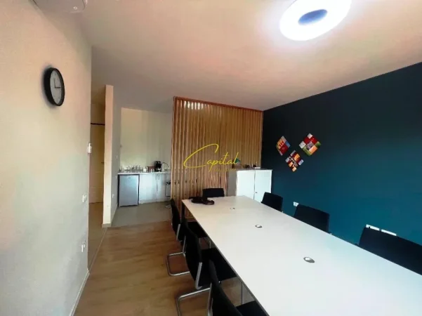 Tirane, jepet me qera zyre Kati 8, 100 m² 1.100 € (KOMUNA E PARISIT)