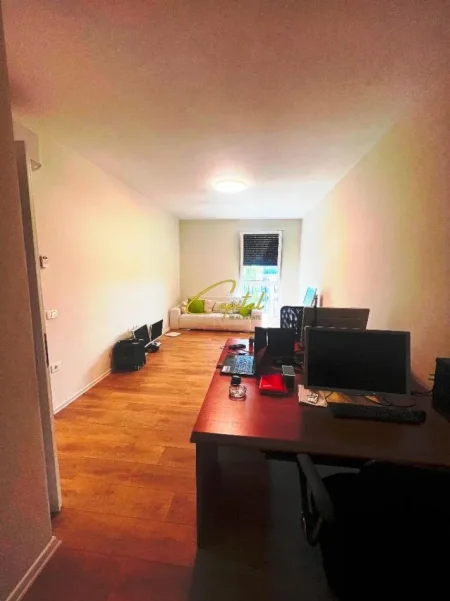 Tirane, jepet me qera zyre Kati 8, 100 m² 1.100 € (KOMUNA E PARISIT)
