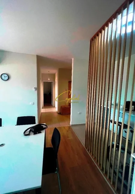 Tirane, jepet me qera zyre Kati 8, 100 m² 1.100 € (KOMUNA E PARISIT)