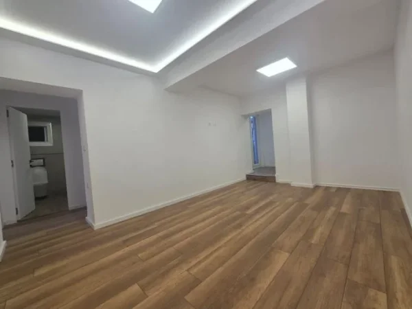 Tirane, jepet me qera zyre Kati 1, 78 m² 800 € (brryli)